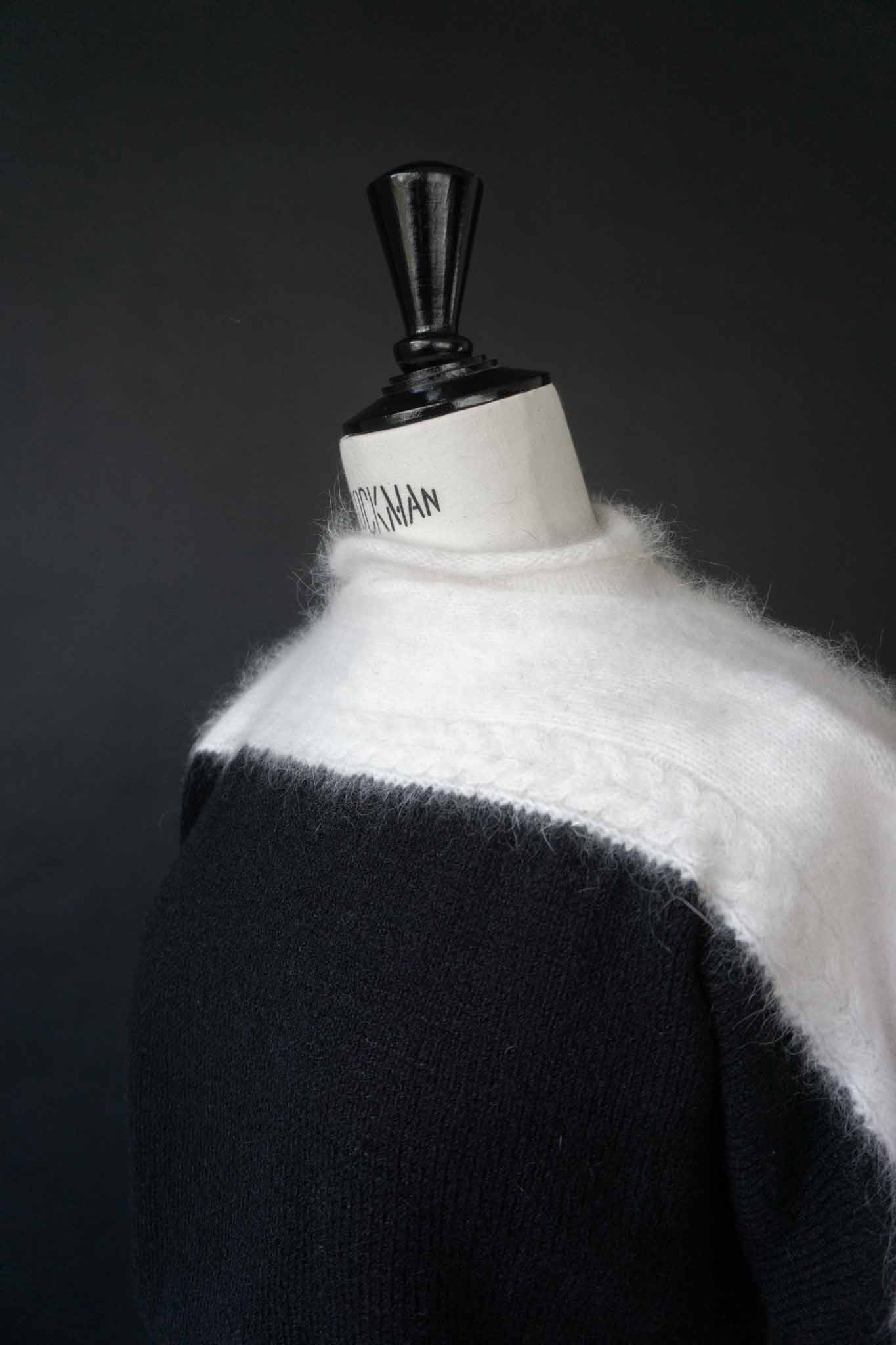 Handgestrickter Angora Pullover mit Batwing-Schnitt und Zopfmuster Ärmel