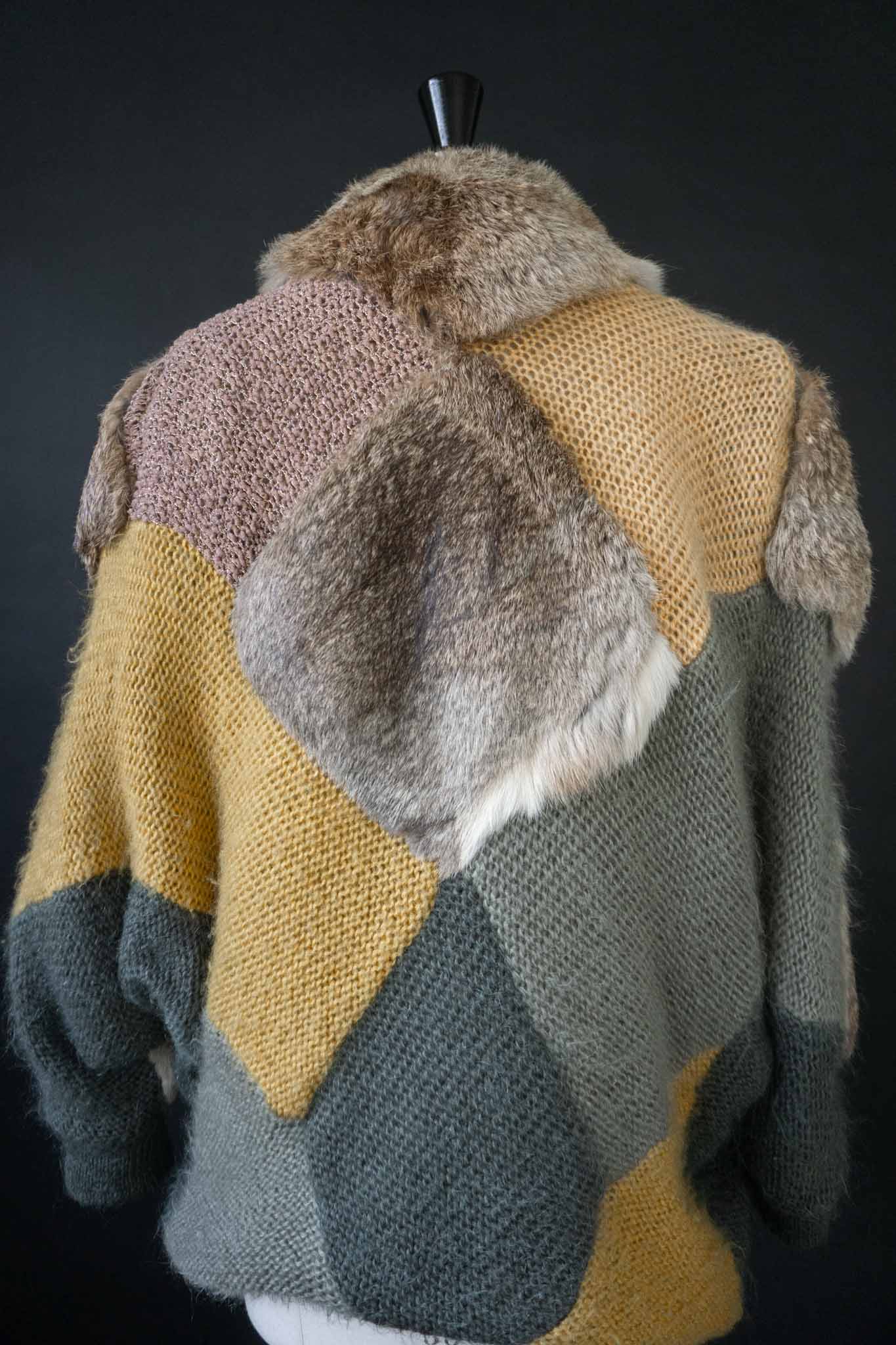 80s Vintage Strickjacke mit Echtfell-Besatz in gelb-grüner Patchwork-Optik