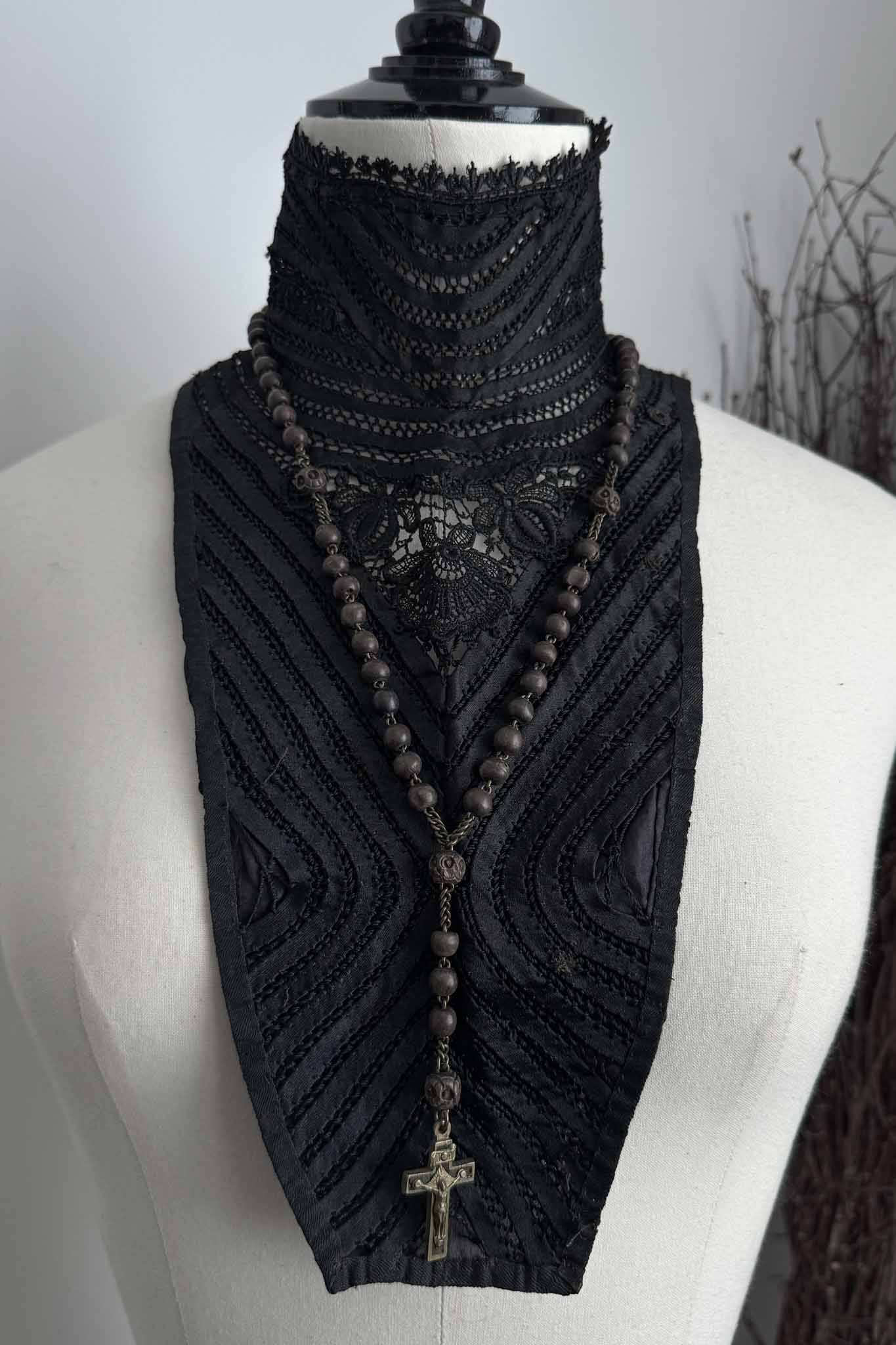 Antiker Rosenkranz aus dunklem Holz mit Metallkreuz – theplaincircle vintage