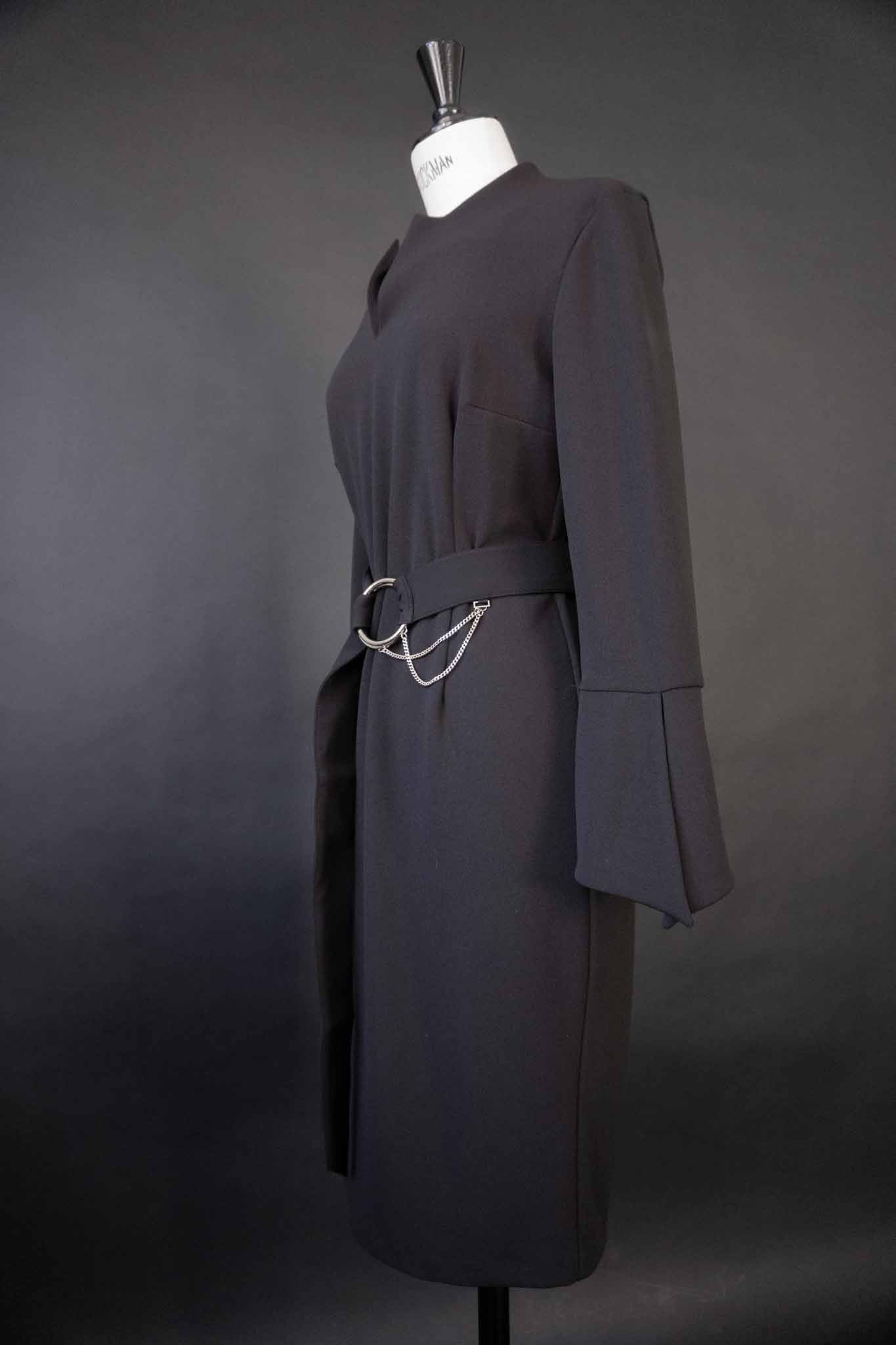 Schwarzes Ana Alcazar Kleid mit Bell Sleeves und Taillengürtel mit silbernen Ketten, theplaincircle vintage