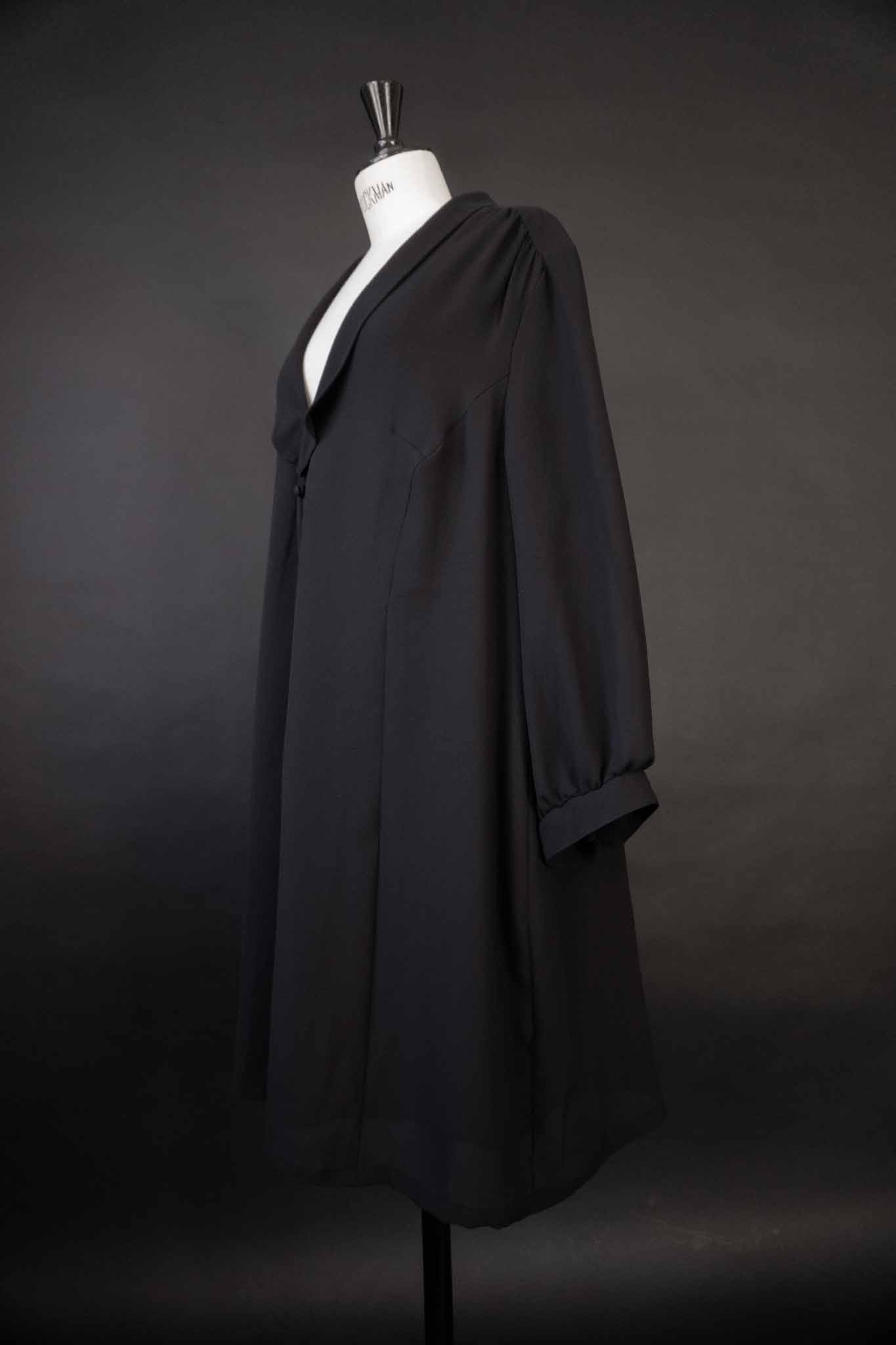 Schwarzes 70s Vintage Kleid mit tiefem Ausschnitt und Schalkragen – theplaincircle vintage