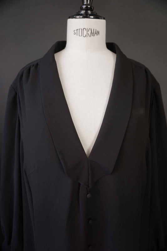 Schwarzes 70s Vintage Kleid mit tiefem Ausschnitt und Schalkragen – theplaincircle vintage