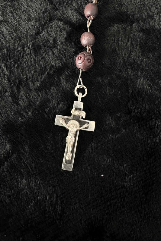 Antiker Rosenkranz mit rötlich-dunklen Holzperlen und Metallkreuz – theplaincircle vintage