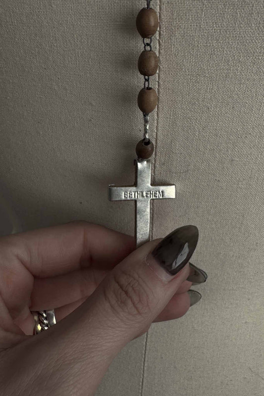 Antiker Rosenkranz aus hellem Olivenholz mit Kreuz aus Metallintarsie – theplaincircle vintage