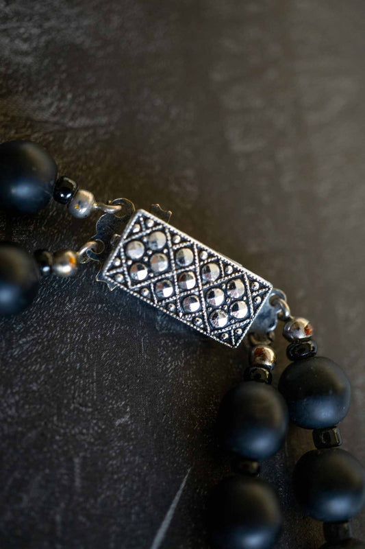 Vintage Onyx-Perlenkette mit verziertem Art-Déco-Verschluss theplaincircle vintage