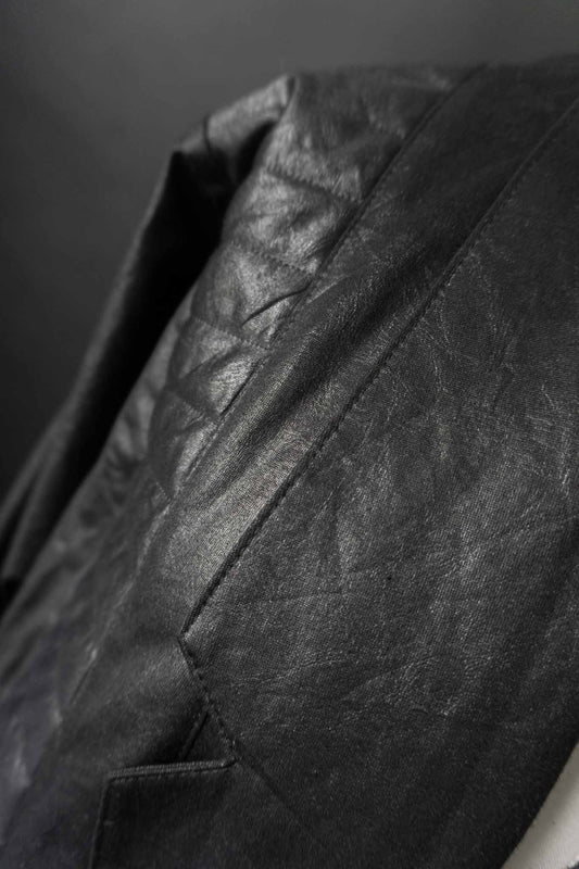 Schwarze Vintage Blousonjacke mit Steppnähten und Fledermausärmeln auf schwarzem Hintergrund