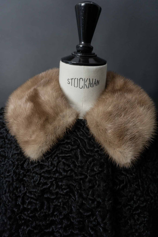 Schwarzer Persianer-Pelzmantel mit hellem Nerzkragen