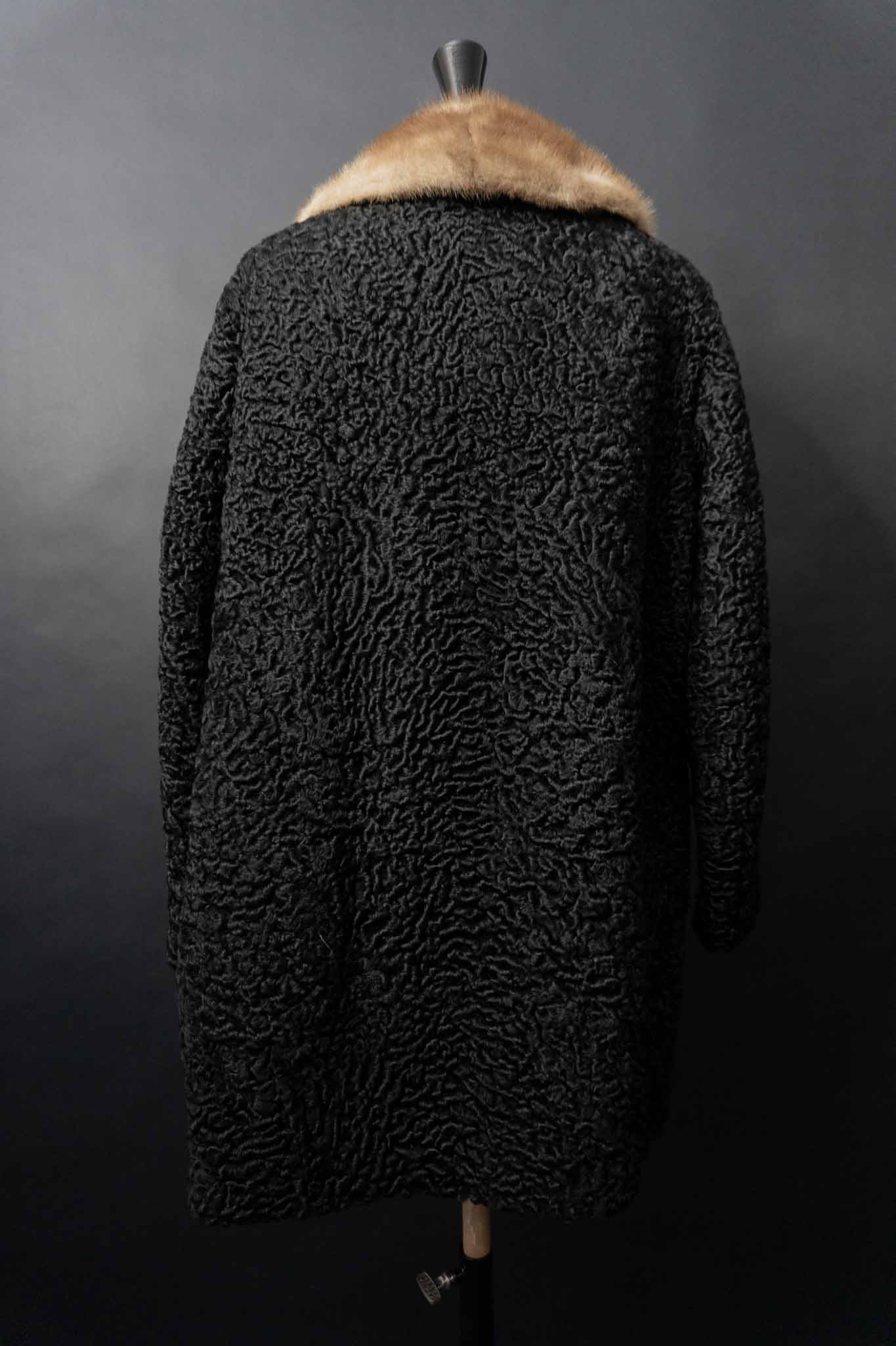 Schwarzer Persianer-Pelzmantel mit hellem Nerzkragen