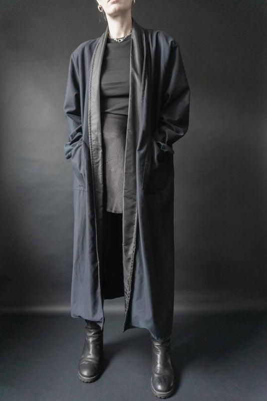 Vintage Mantel Mitternachtsblau mit schwarzem Satin-Revers, offen getragen