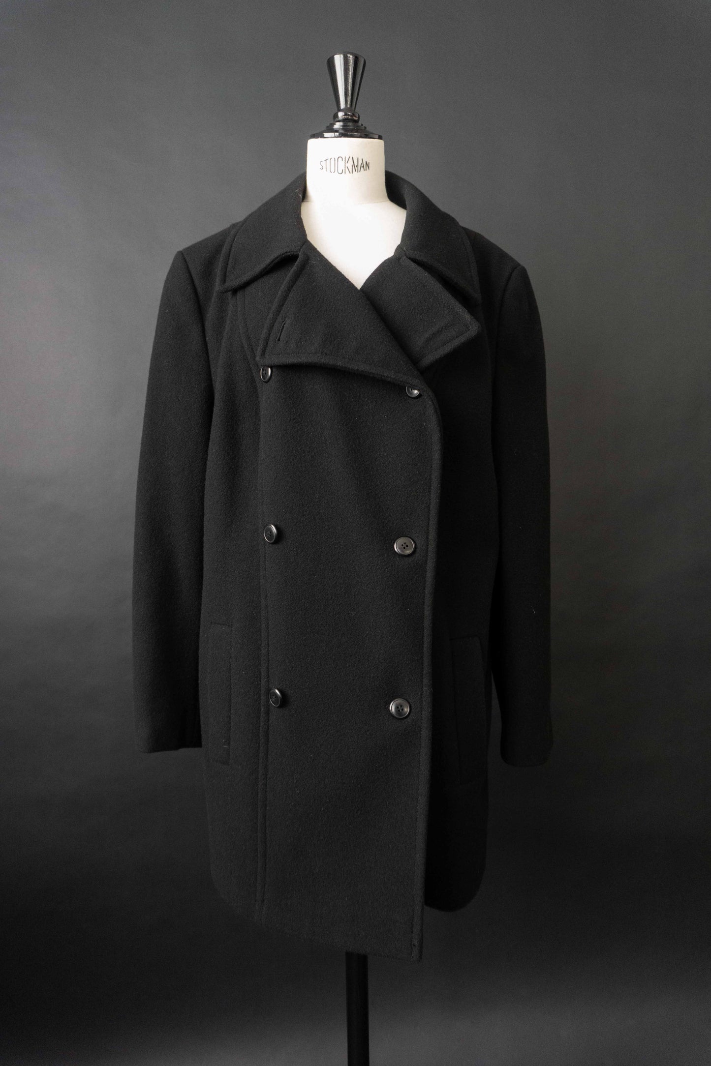 Schwarzer Vintage Mantel mit minimalistischer Silhouette auf Schneiderpuppe