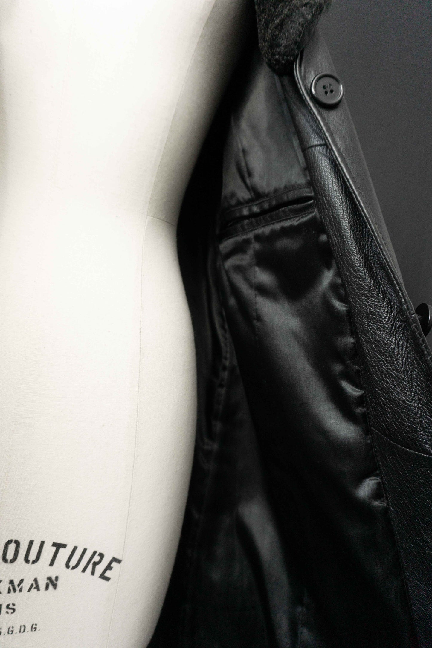 Schwarzer knielanger Vintage Ledermantel aus Echtleder mit abnehmbarem Kunstfellkragen und Knopfleiste