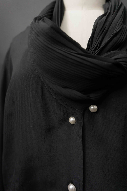 Vintage schwarze Bluse mit Plissee Kragen und Perlenknöpfen aus den 90ern