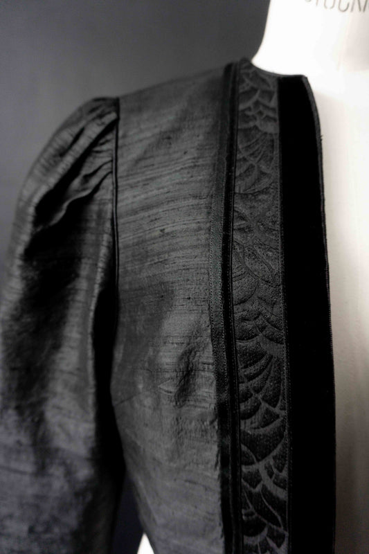Schwarzer Vintage Blazer aus Wildseide mit Brokatbesatz und Puffärmeln