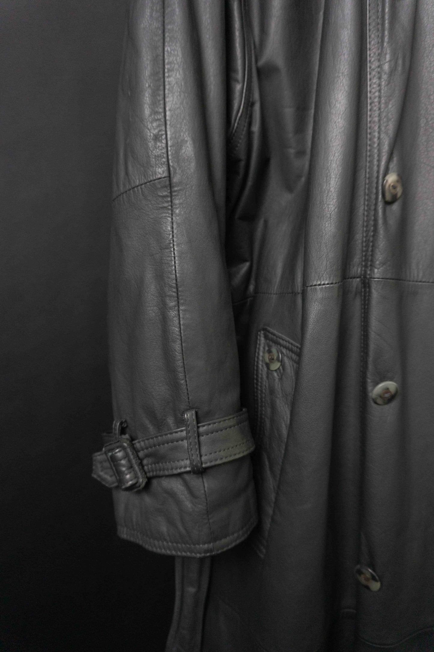 Grauer Vintage Leder Trenchcoat aus den 80er Jahren mit Gürtel