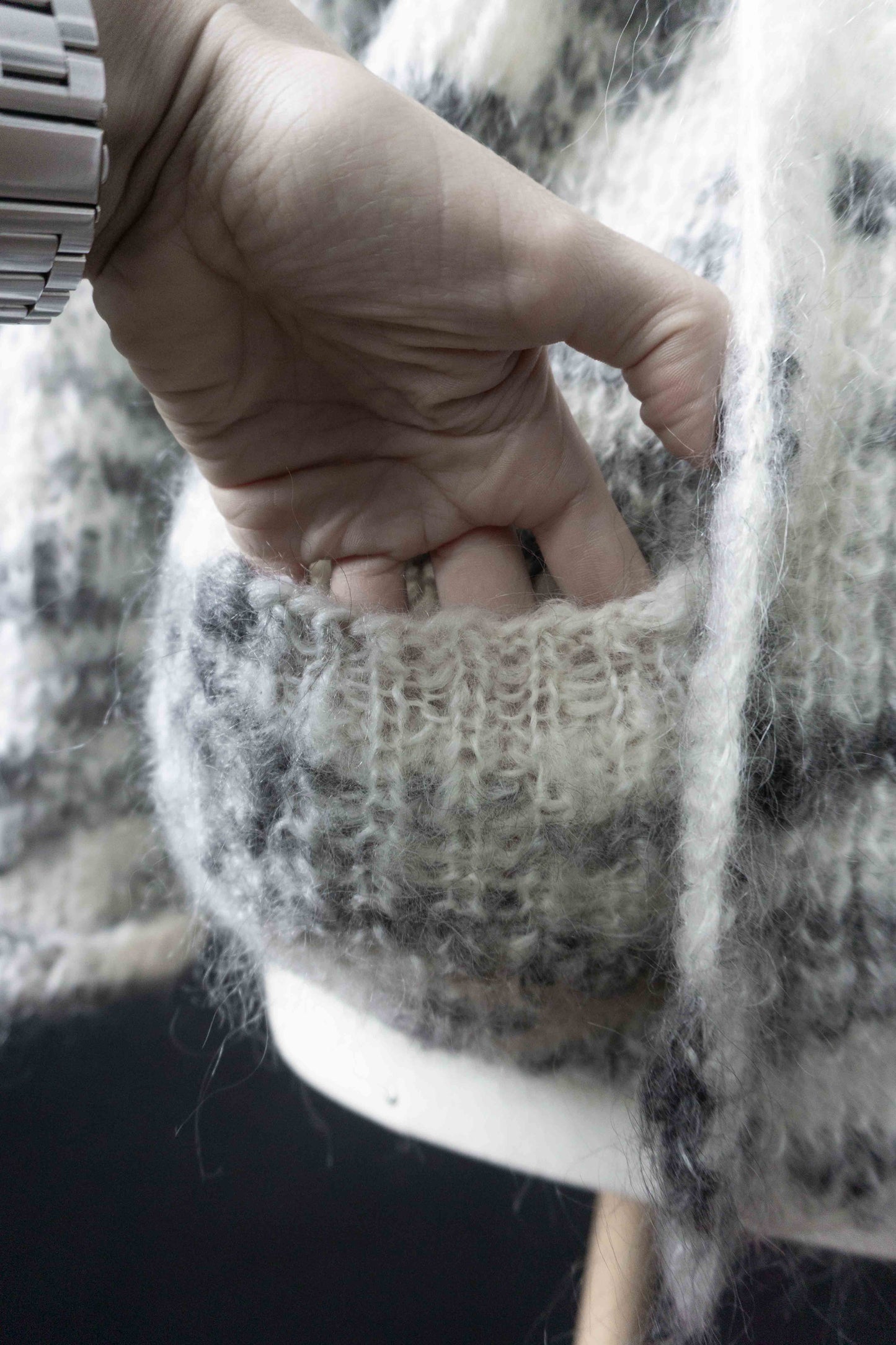 Handgestrickte graue Mohair Vintage Strickjacke mit Taschen und großer Sicherheitsnadel