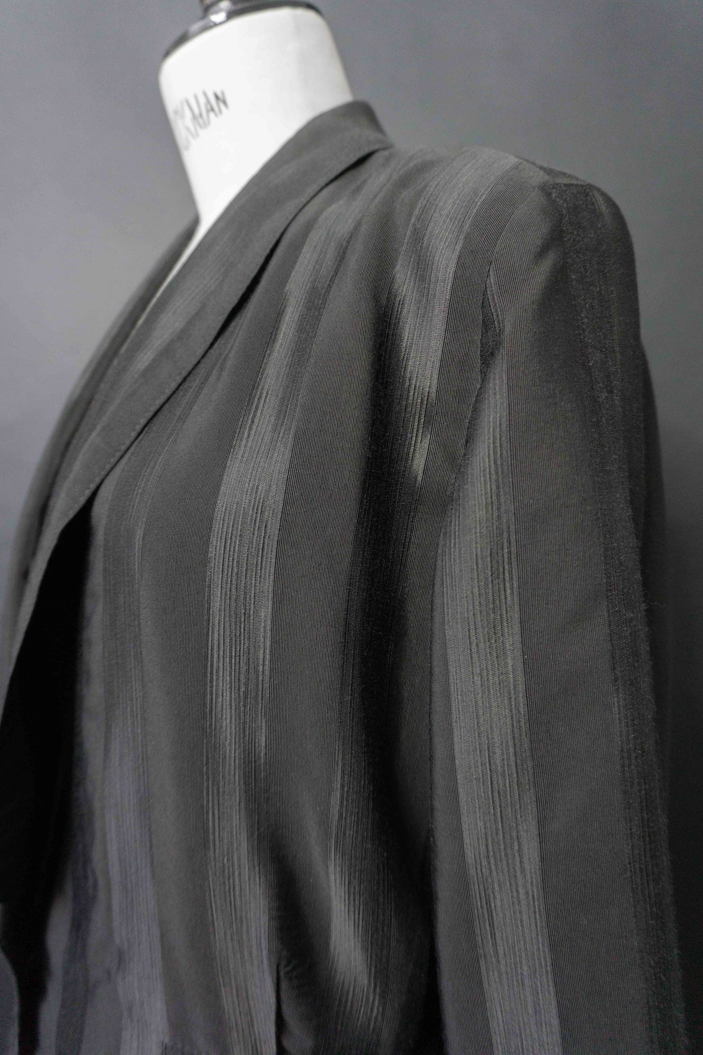 Schwarzer Vintage Smoking Blazer mit Ton-in-Ton-Streifen und Schnürung im Rücken aus den 80ern