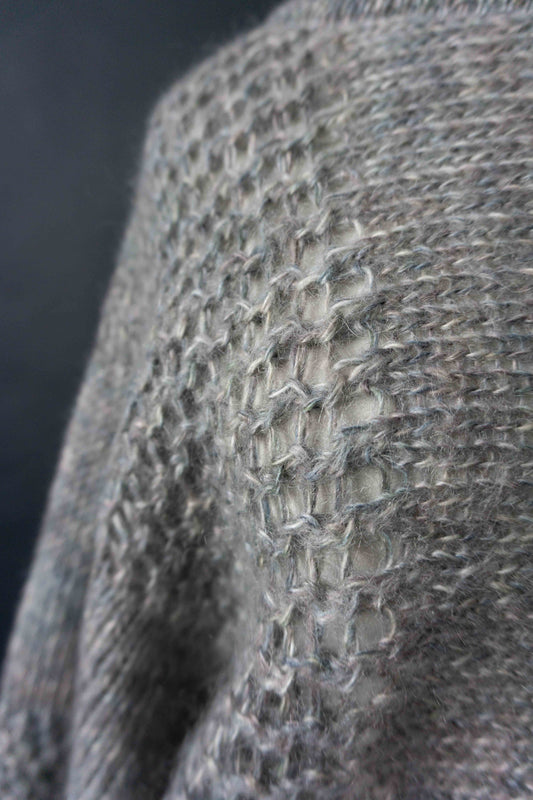 80er Mohair Angora Pullover grau mint meliert mit Batwing Schnitt und Lochstrickmuster im Soft Minimalism Stil