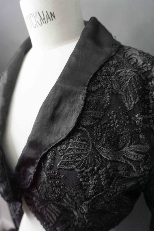 Schwarzer maßgefertigter Vintage Bolero aus Viskose mit floraler Stickerei und Satin-Revers – Gothic Cropped Blazer