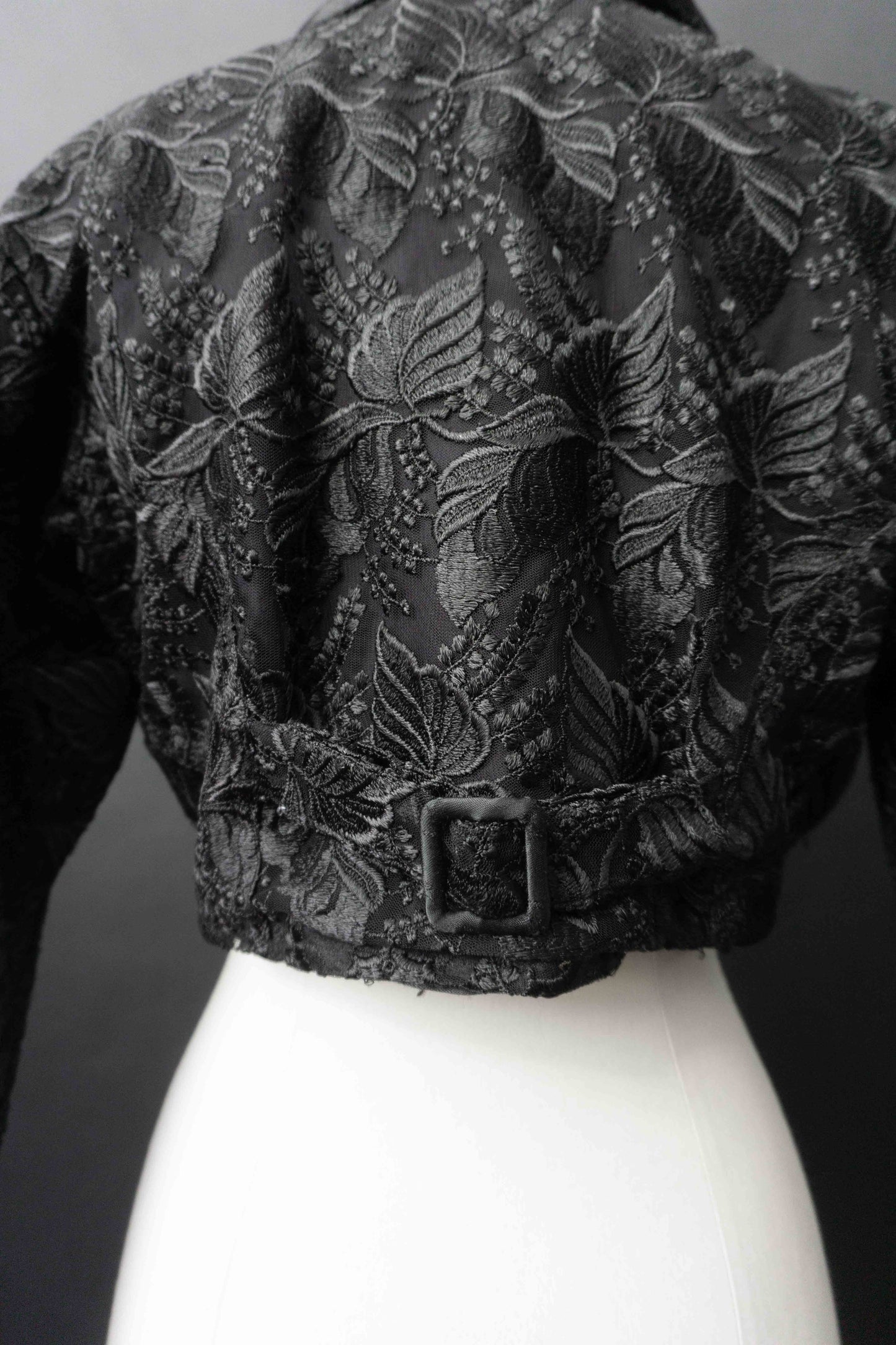 Schwarzer maßgefertigter Vintage Bolero aus Viskose mit floraler Stickerei und Satin-Revers – Gothic Cropped Blazer