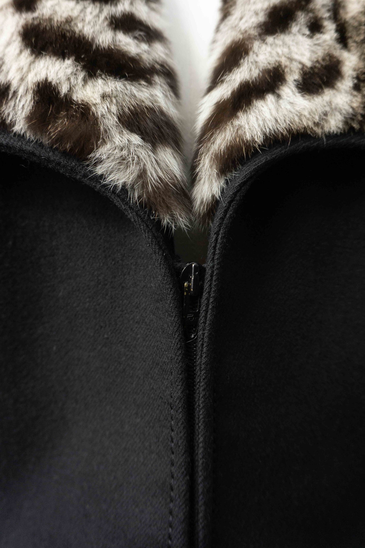 50er Jahre Vintage Wolljacke in Schwarz mit Ozelot-Fellkragen, tailliert geschnitten, gothic Silhouette