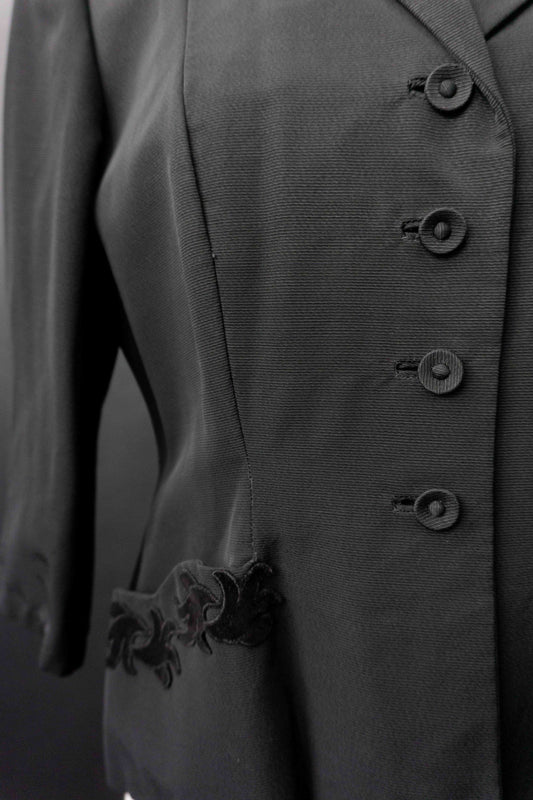 Schwarzer 40er Jahre Vintage Blazer mit stoffbezogenen Knöpfen und Samtverzierung an den Taschen, taillierte Silhouette