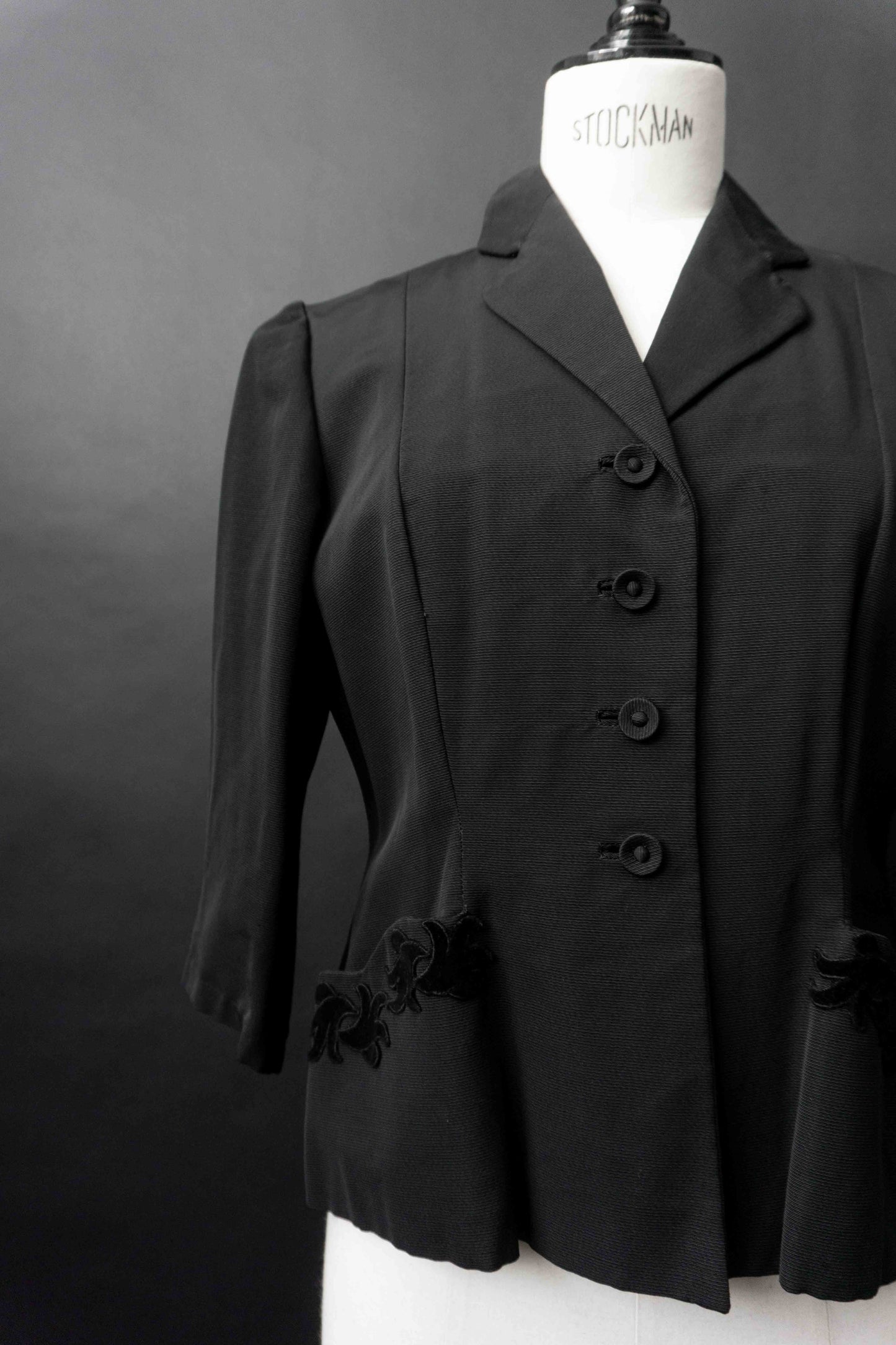 Schwarzer 40er Jahre Vintage Blazer mit stoffbezogenen Knöpfen und Samtverzierung an den Taschen, taillierte Silhouette
