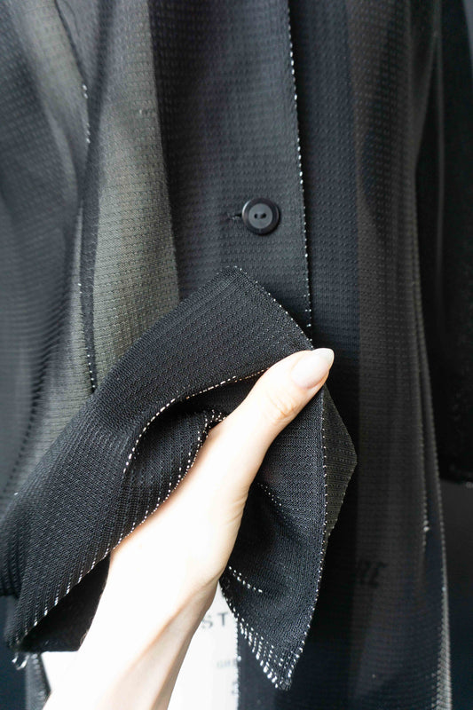 90s Vintage Bluse schwarz leicht transparent mit Shimmer und Seitenschlitzen – minimalistische Vintage Damenmode