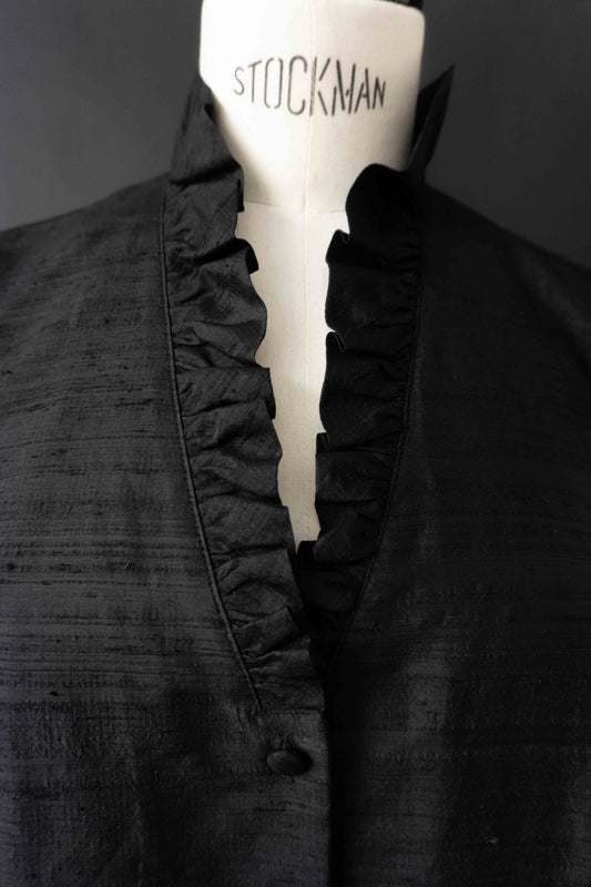 Schwarze Vintage Bluse aus Wildseide mit dramatischem Stehkragen und stoffbezogenen Knöpfen