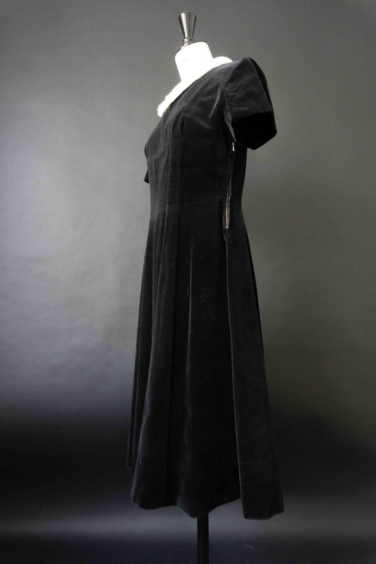 Vintage Samtkleid schwarz aus den späten 60er Jahren mit weißem Fellkragen und seitlichem Metallreißverschluss