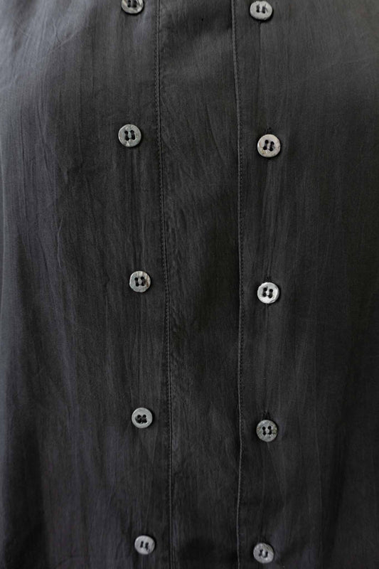 Schwarze Vintage-Seidenbluse mit Stehkragen und Doppelknopfleiste – minimalistisches All-Black-Piece von theplaincircle vintage