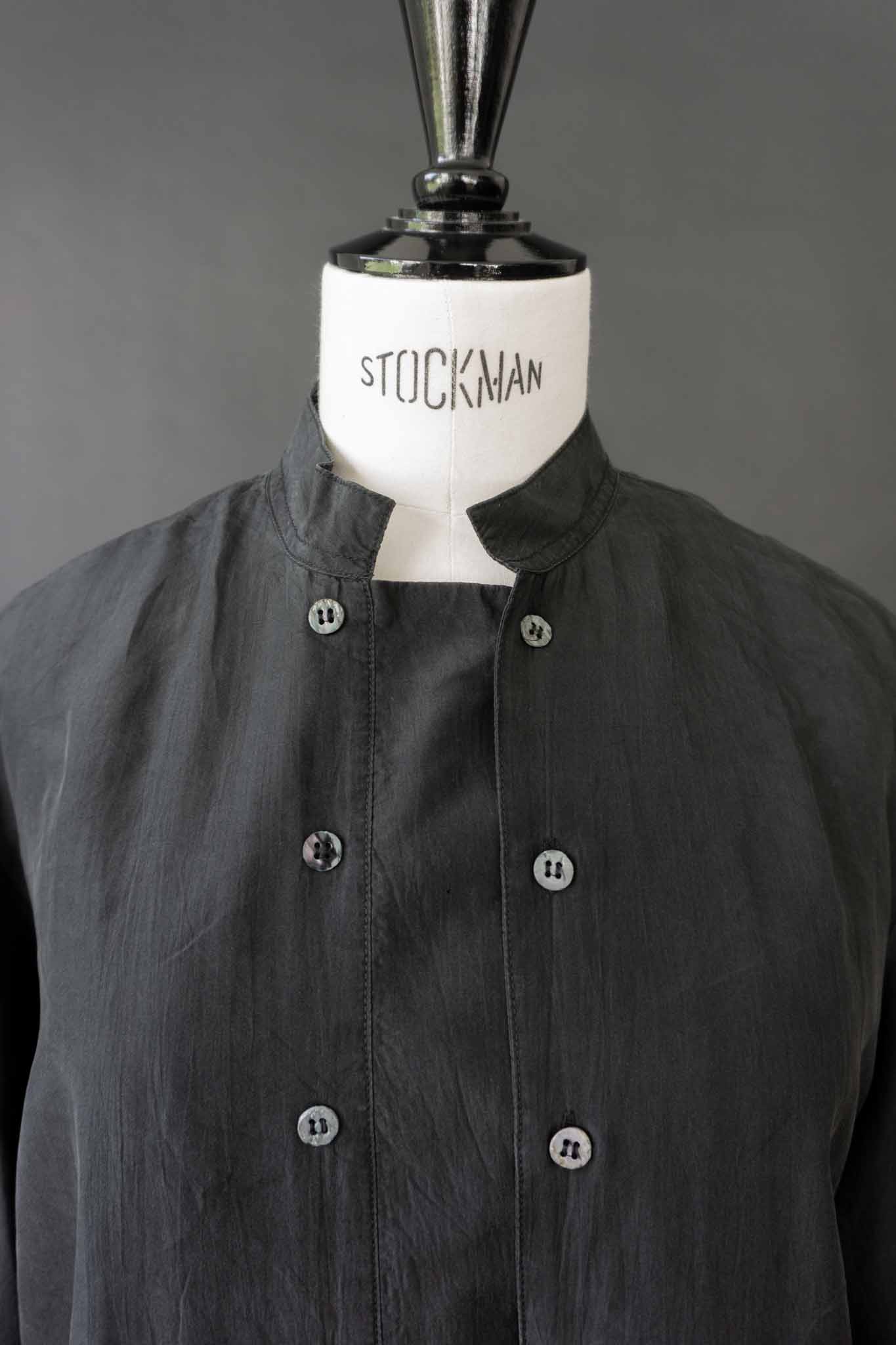 Schwarze Vintage-Seidenbluse mit Stehkragen und Doppelknopfleiste – minimalistisches All-Black-Piece von theplaincircle vintage