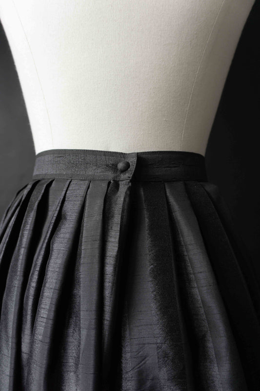 Schwarzer Vintage Maxirock mit Falten in voller Länge