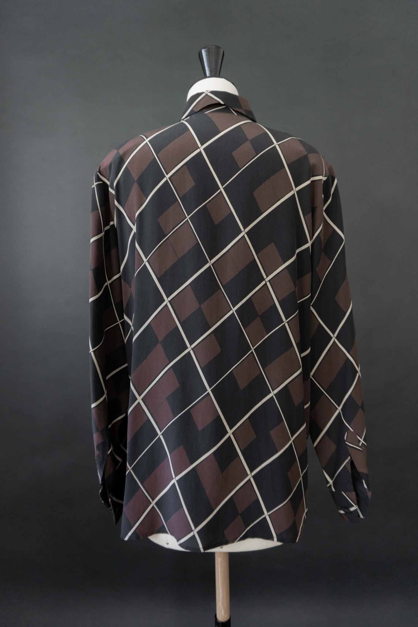 Vintage Seidenbluse mit geometrischem Muster in Schwarz, Braun und Weiß aus den 80ern – nachhaltige Vintage Mode von theplaincircle vintage