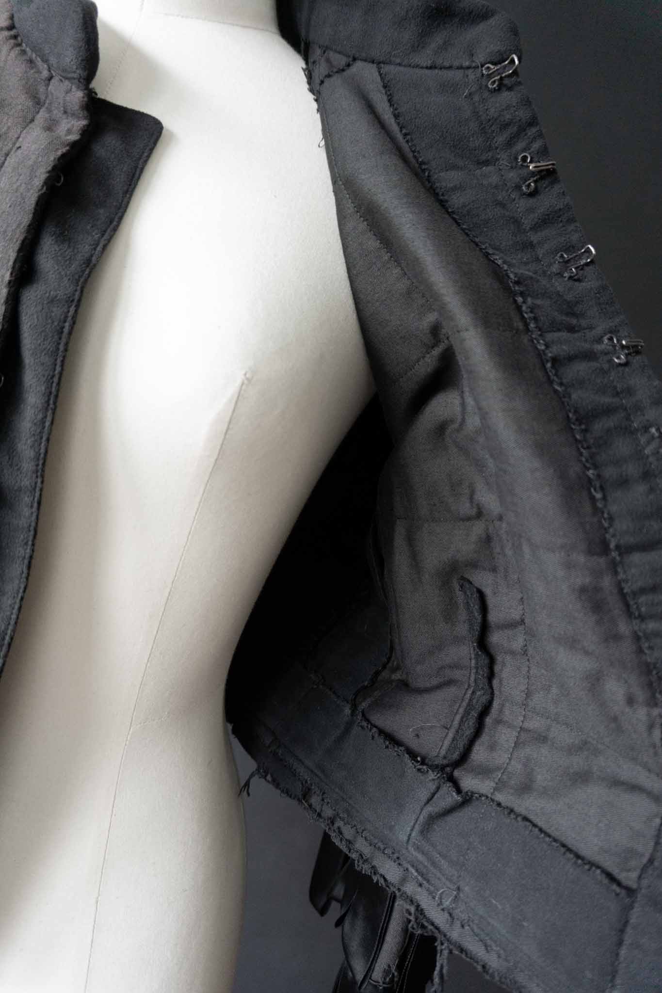 Schwarze Avantgarde-Vintage-Jacke mit Cut-Out-Details und Lagenärmeln – dekonstruiertes Unikat von theplaincircle vintage