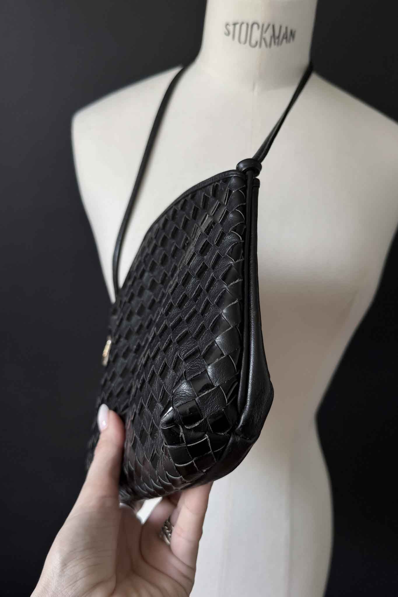 Vintage Ledertasche Schwarz – 80s Schultertasche im Bottega-Stil theplaincircle vintage