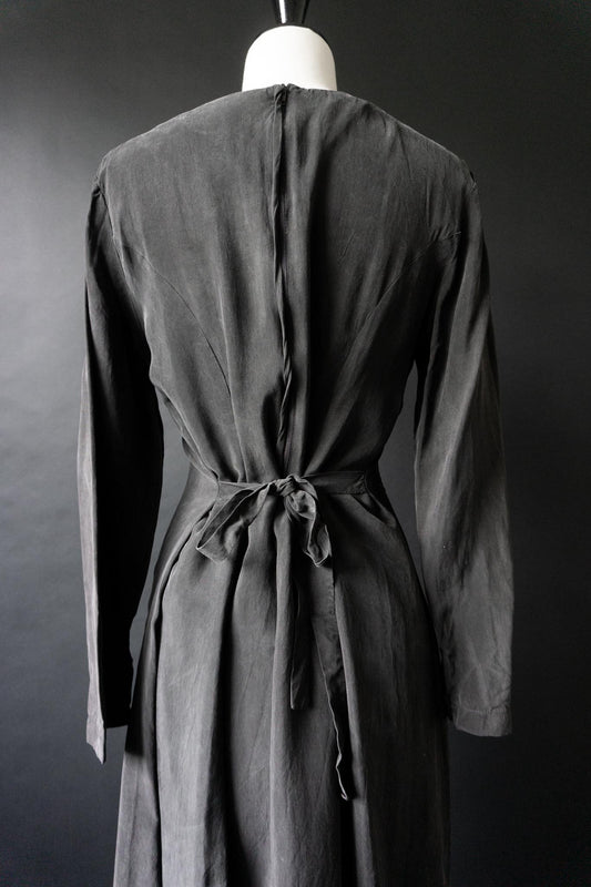 Vintage 80s Kleid, aus schwarzem Cupro, S–M theplaincircle vintage