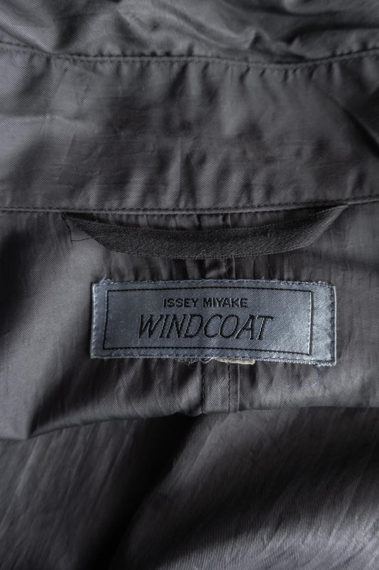 Issey Miyake Windcoat aus den 80ern – Schwarzer Avantgarde-Mantel mit Oversize-Silhouette theplaincircle vintage