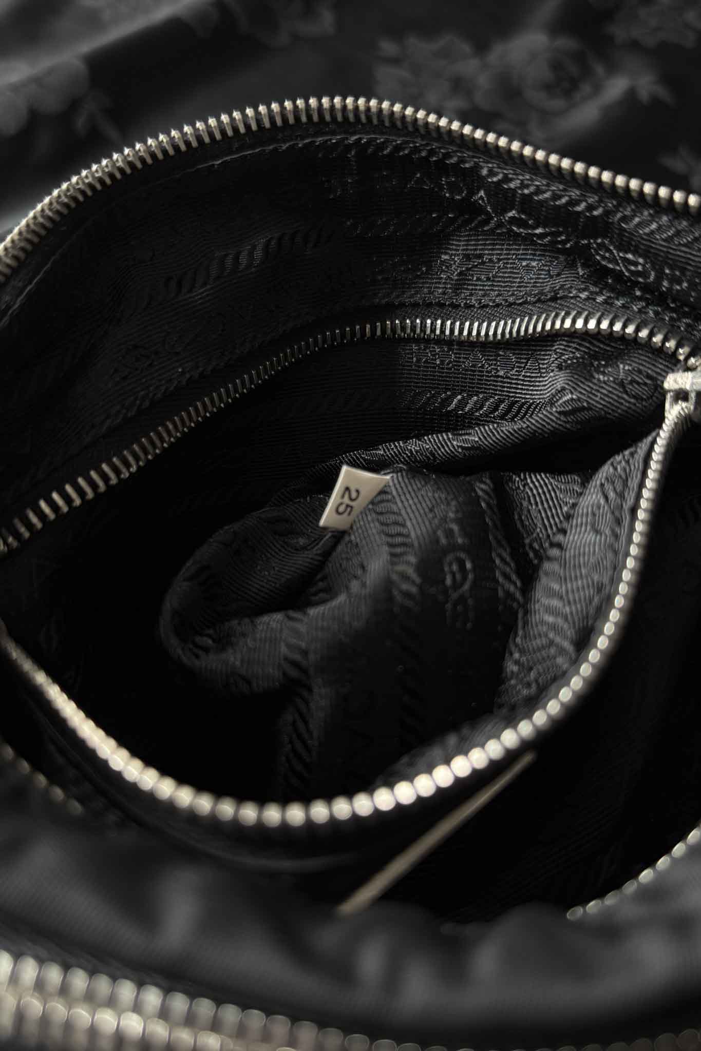 Vintage Prada Tessuto Mini Hobo Schultertasche – Black Nylon Re-Edition Style 1995