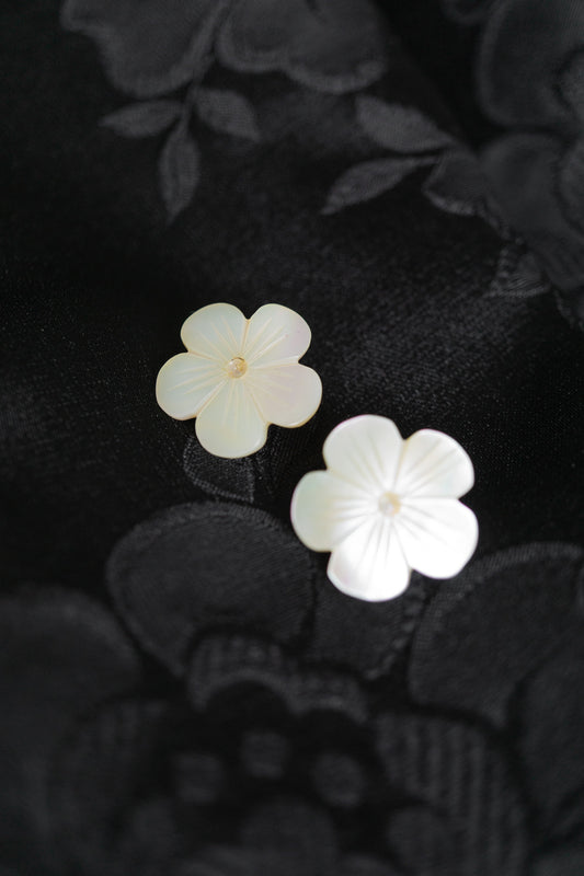 Vintage 50s Ohrringe – Clip-Ohrringe mit Perlmutt-Blüten (USA, Rockabilly Style)