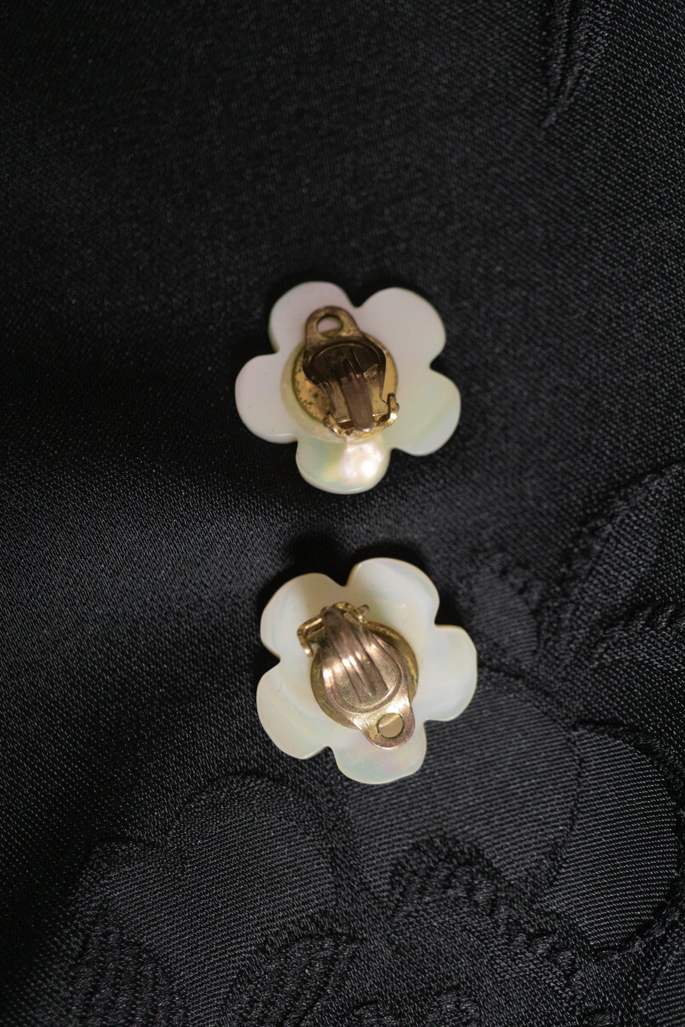 Vintage 50s Ohrringe – Clip-Ohrringe mit Perlmutt-Blüten (USA, Rockabilly Style)