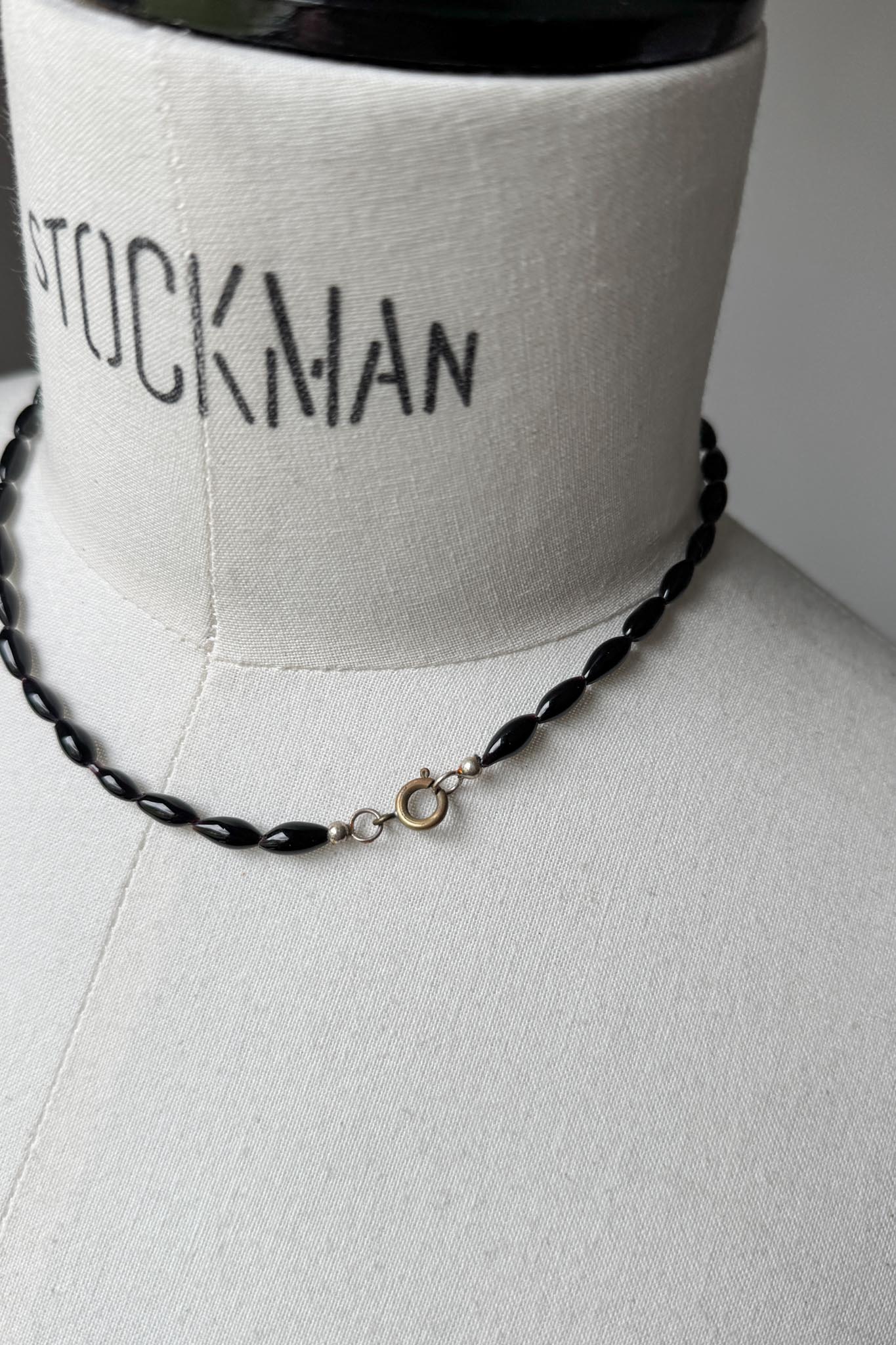 Antike Jet-Kette in Choker-Länge – Schwarzer Gagat Schmuck theplaincircle vintage