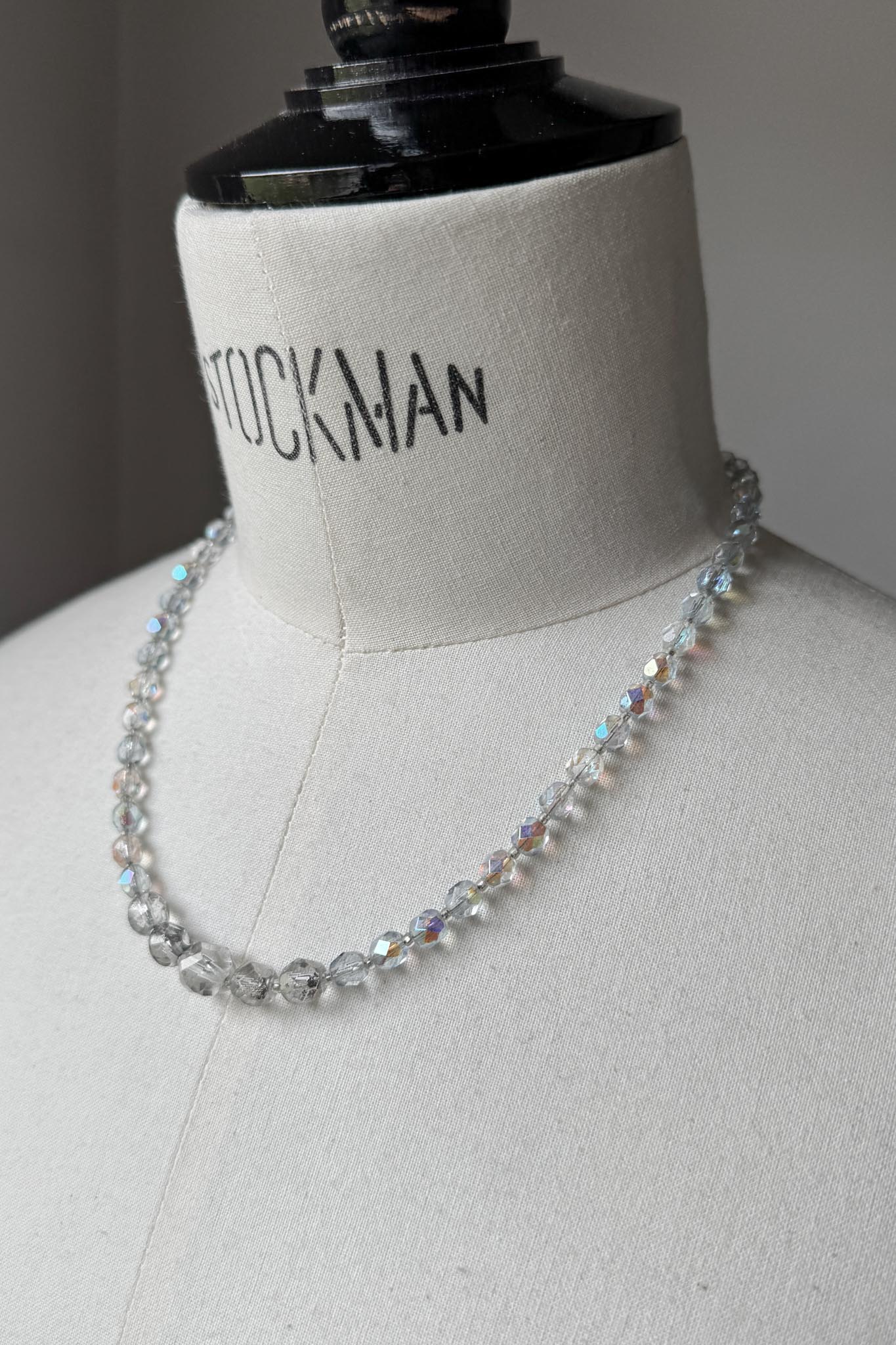 Irisierende Vintage Glasperlenkette mit Magnetverschluss – Ethereal Crystal Necklace theplaincircle vintage