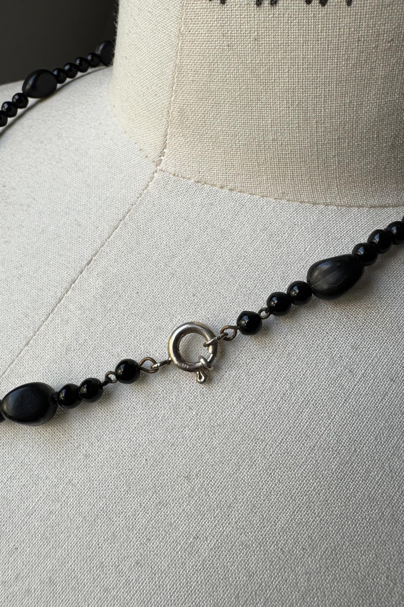 Vintage Onyx & Glasperlen Kette mit 925 Silberverschluss theplaincircle vintage