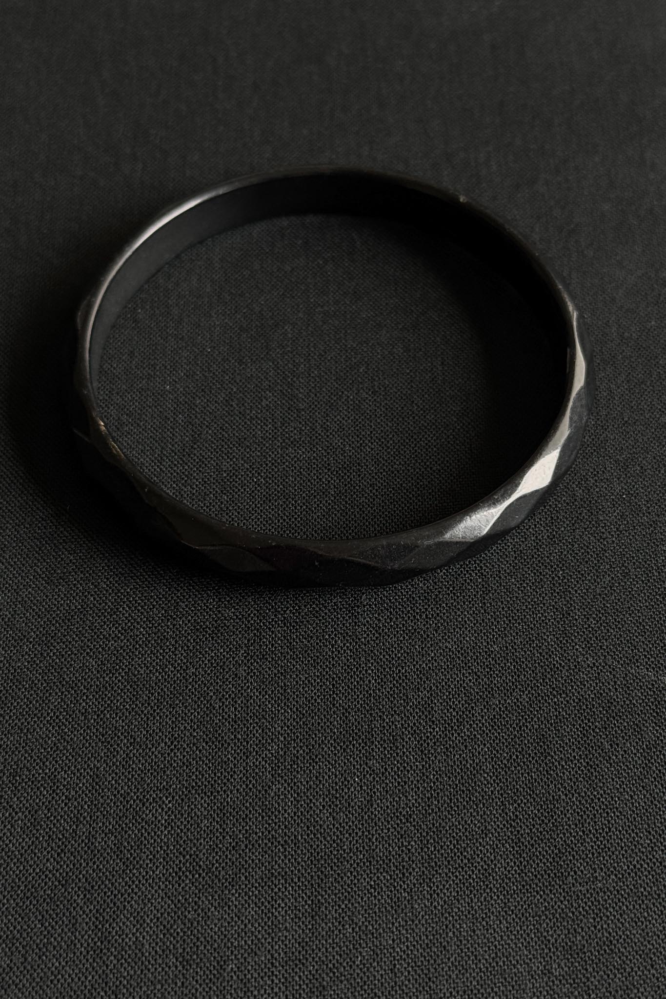 Schwarzer Gagat Armreif mit Facettenschliff – Victorian Mourning Style theplaincircle vintage