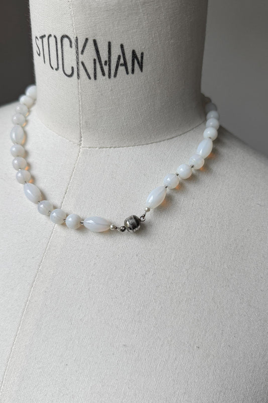 Vintage Mondstein Perlenkette mit Magnetverschluss – Ethereal White Stone Necklace theplaincircle vintage
