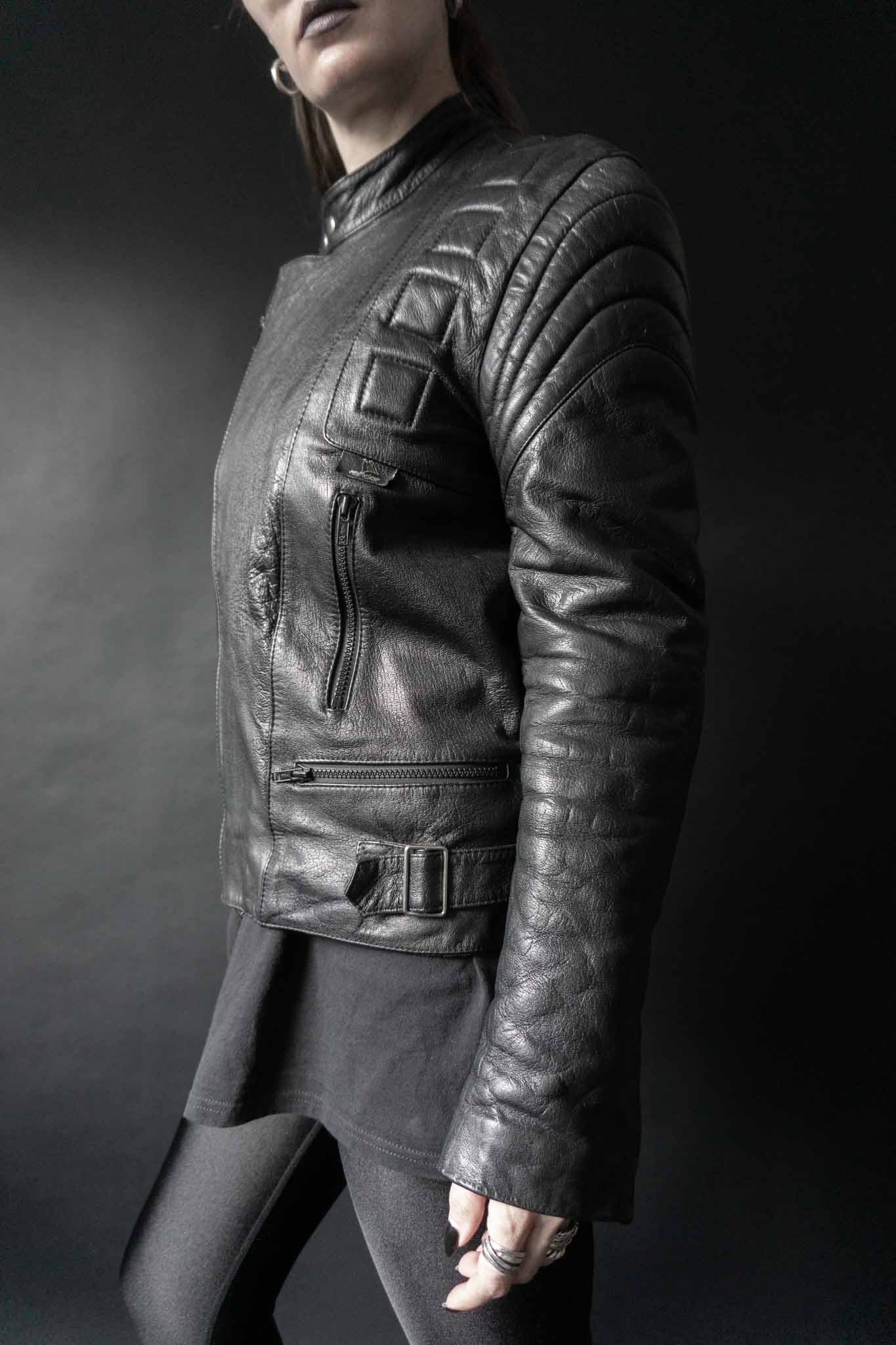 Schwarze Vintage Bikerjacke aus weichem Echtleder mit angedeuteten Protektoren