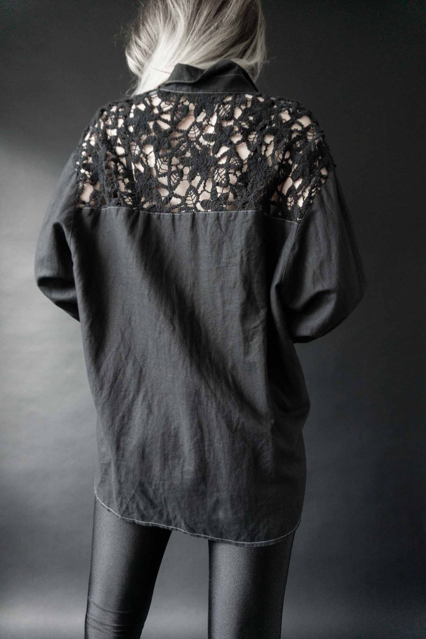 Schwarze 80er Vintage Bluse mit Häkelspitze und blauen Strassknöpfen