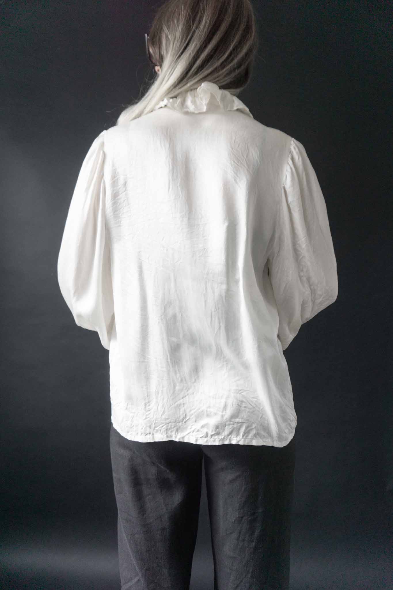 Weiße Vintage Seidenbluse aus den 80s mit Volants, Stickerei & Ballonärmeln