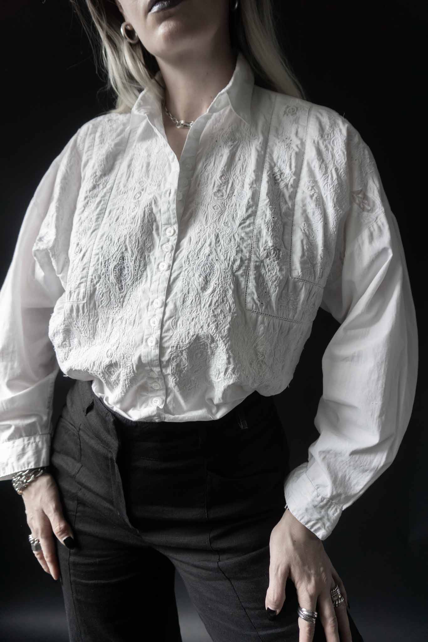 Vintage weiße Bluse mit Stickerei Vorderansicht