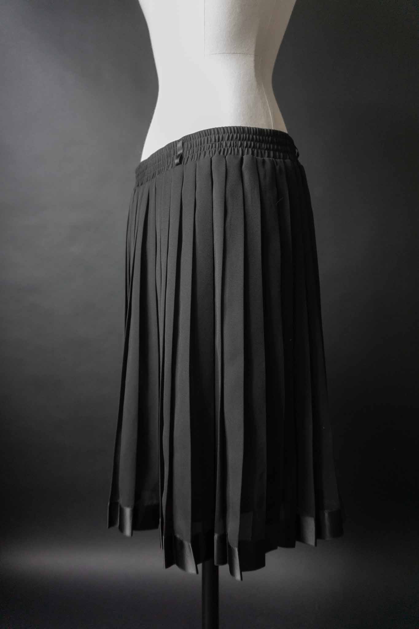 Schwarzer Vintage-Faltenrock mit Satin-Saum